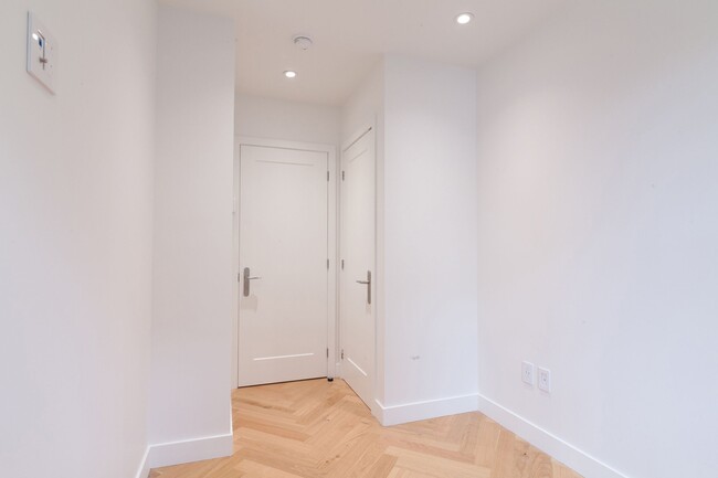 Building Photo - 590 Av. Outremont