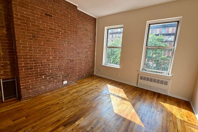 Foto del edificio - 2274 Broadway