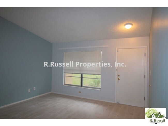 Building Photo - 971 Lake Ln