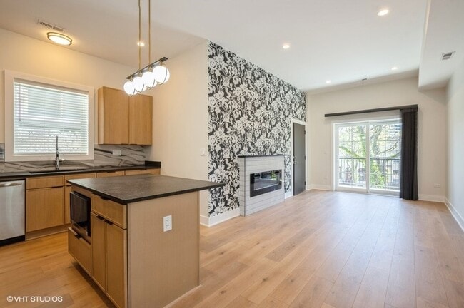 Building Photo - 456 E Oakwood Blvd Unit 2