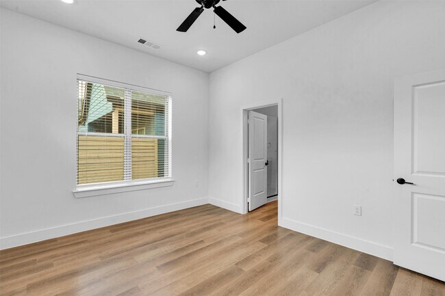 Foto del edificio - 1704 Bernard St