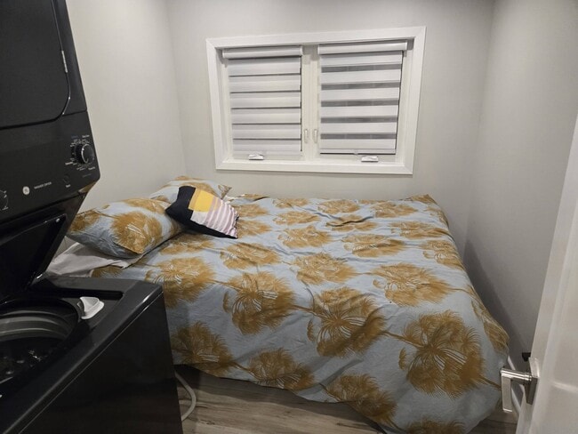 Master with washing machine - Queen size bed - 365 Jackson St