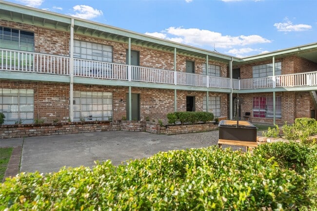 Foto del edificio - 6301 Alfano St