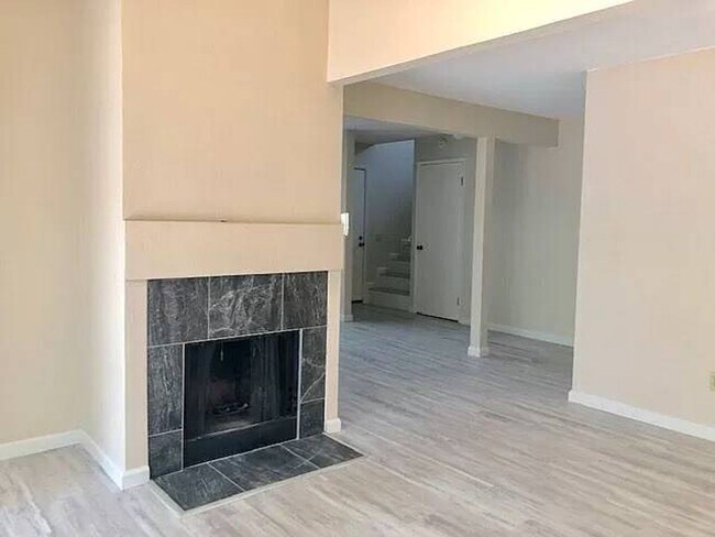 Building Photo - 2 Bedroom Condo with Garage