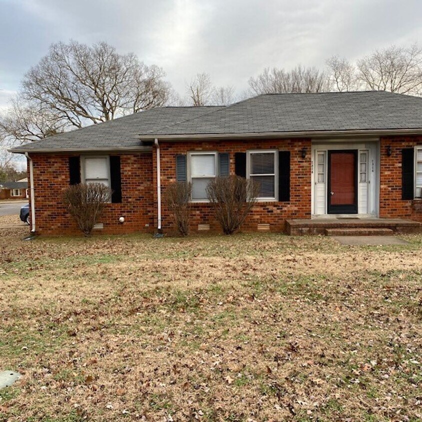 Foto principal - 2 bedroom 1 Bath with Carport