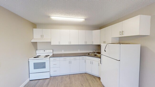 Building Photo - 9932-9105 105 Ave