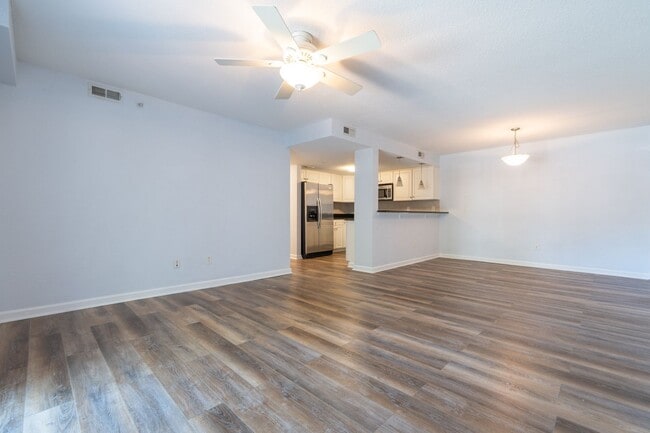 Building Photo - MOVE IN READY 2-bedroom in Virginia Beach!