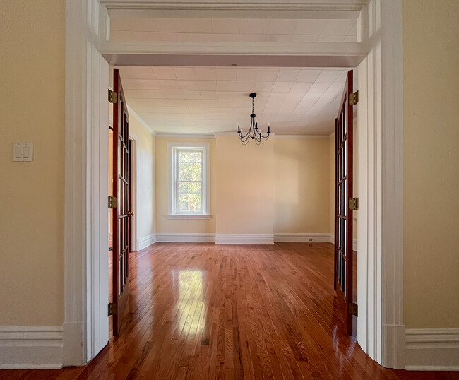 Building Photo - 926 Savannah Ave