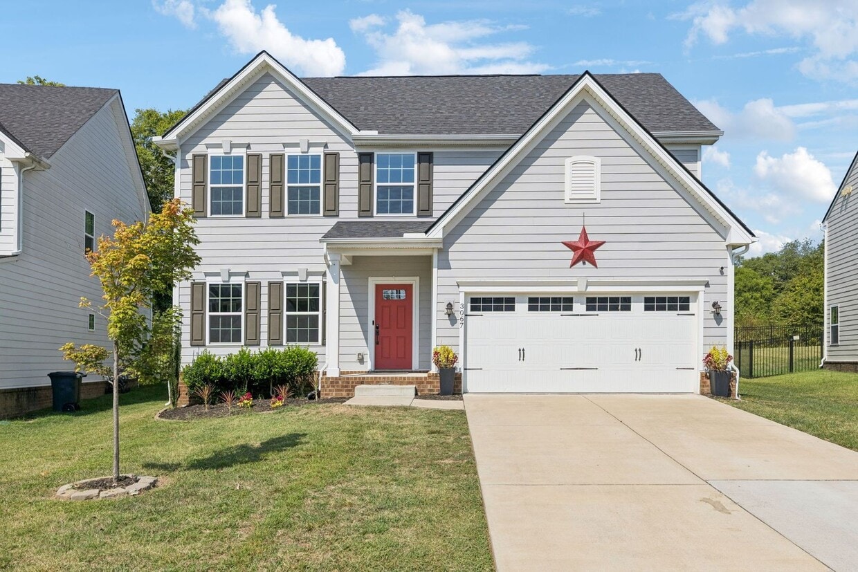 Foto principal - 5BR/3.5BA home offers stylish and function...