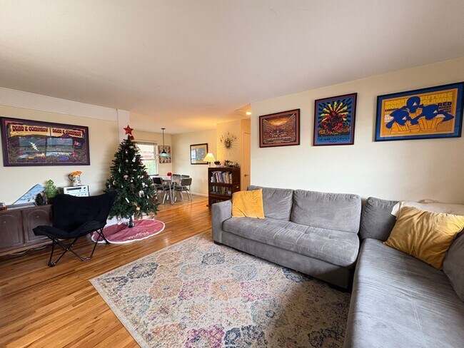 Foto del edificio - 3 Bed 1 Bath Home W/Large Backyard Walking Distance To Everything.