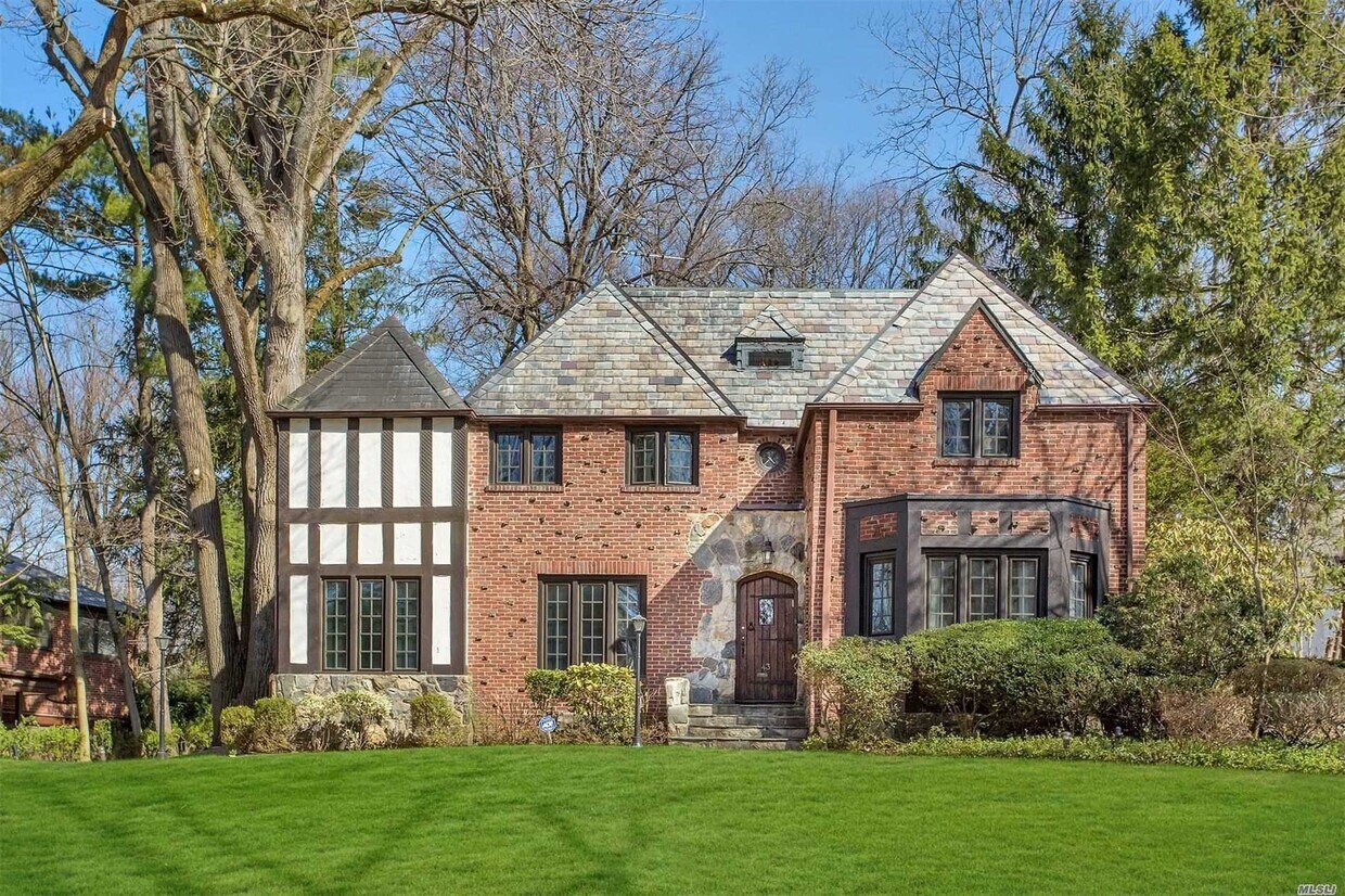 Primary Photo - 43 Deepdale Dr