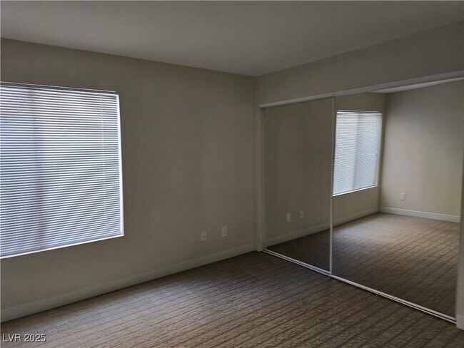 Building Photo - 350 S Durango Dr