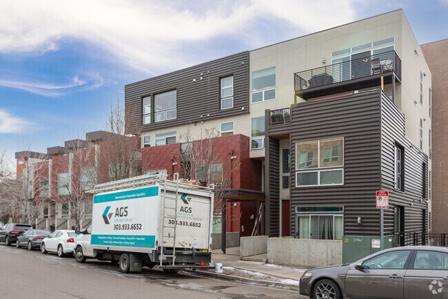 Building Photo - 2650 Front View Cres