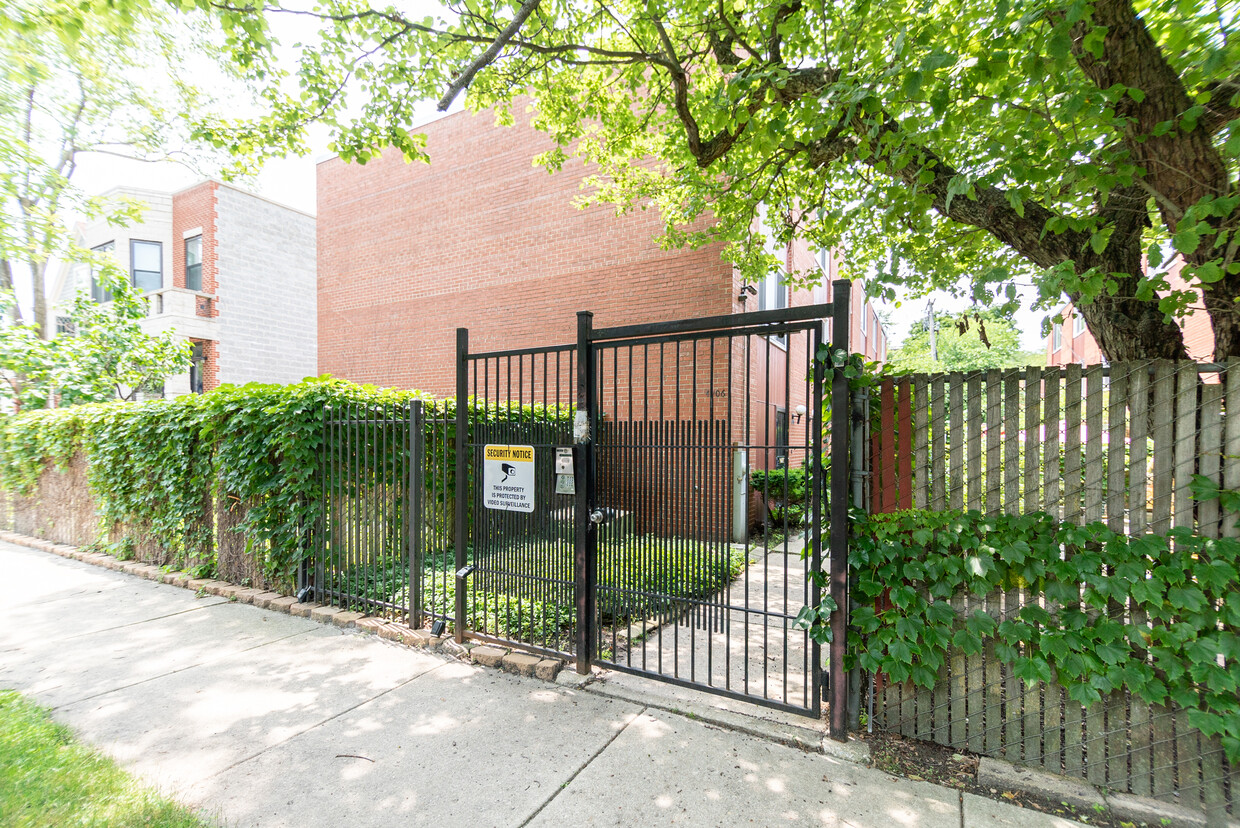 Primary Photo - 4906 S Blackstone Ave