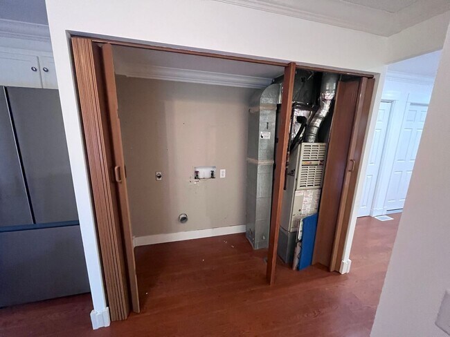 Building Photo - 3 Bedroom House!