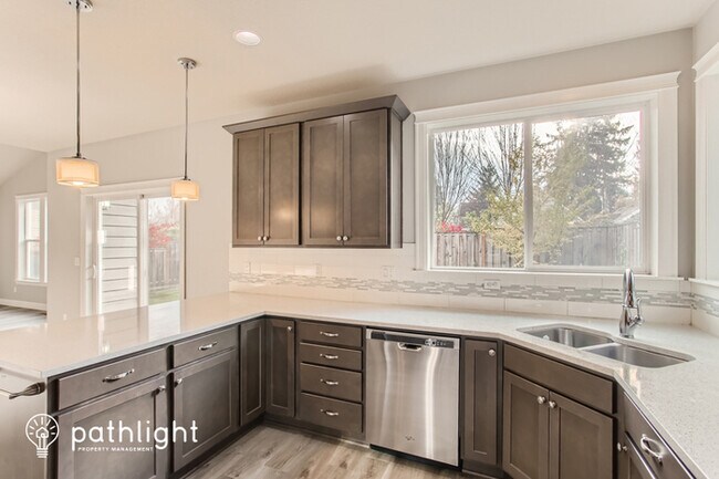 Building Photo - 12802 SW King Ct, Tigard, OR, 97224