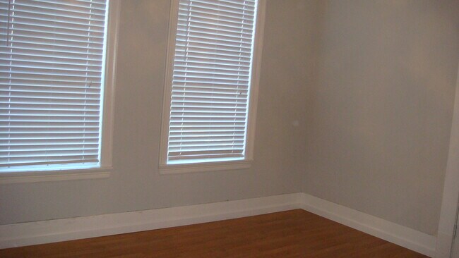 Building Photo - Lovely 2/1 in Popular Southtown Area