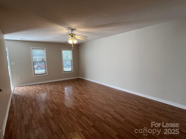 Foto del edificio - 128 Locomotive Ln