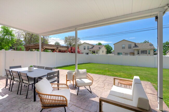 Building Photo - 728 E Spring View Dr