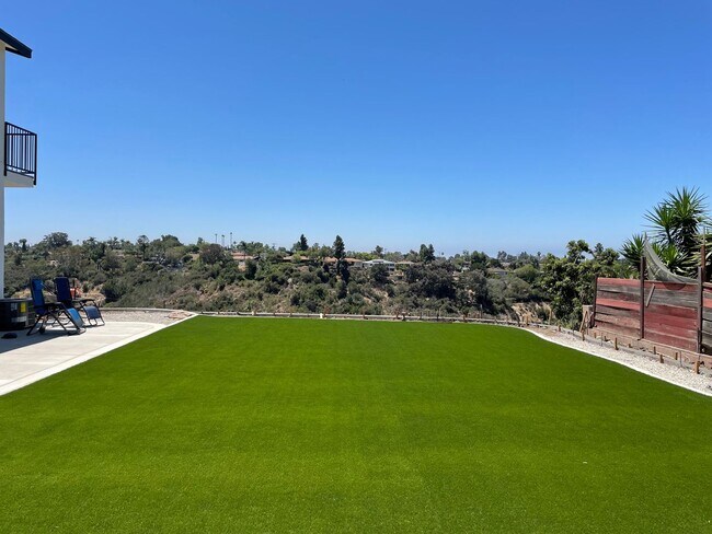 Building Photo - Newly Remodeled with Amazing Views!