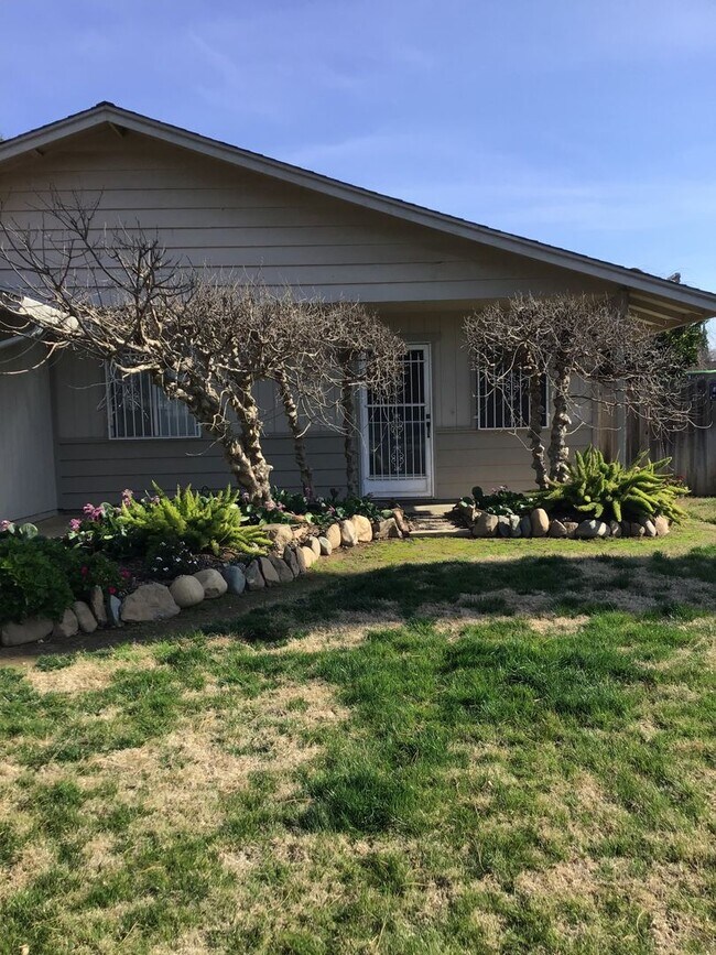 Building Photo - Adorable Home