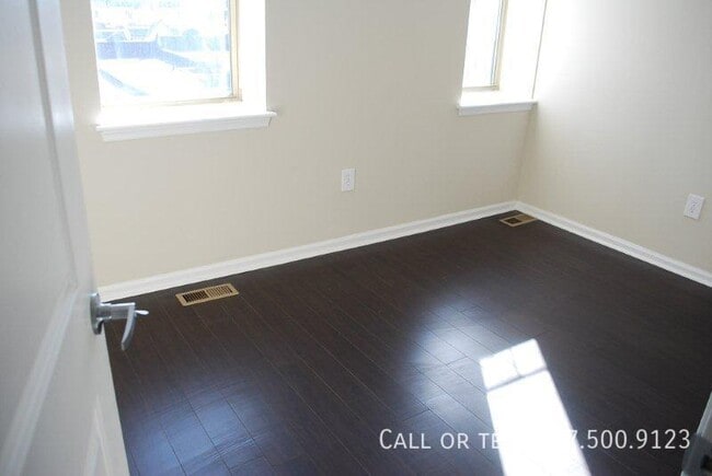Building Photo - 4722 Chestnut-Unit F
