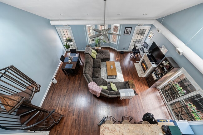 Photo - 811 W Superior St Apartment