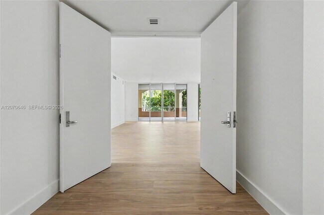 Foto del edificio - 731 Crandon Blvd