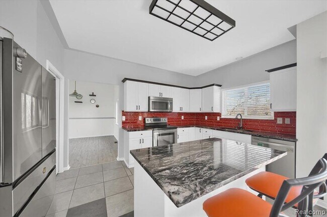 Building Photo - 2565 River Woods Dr N