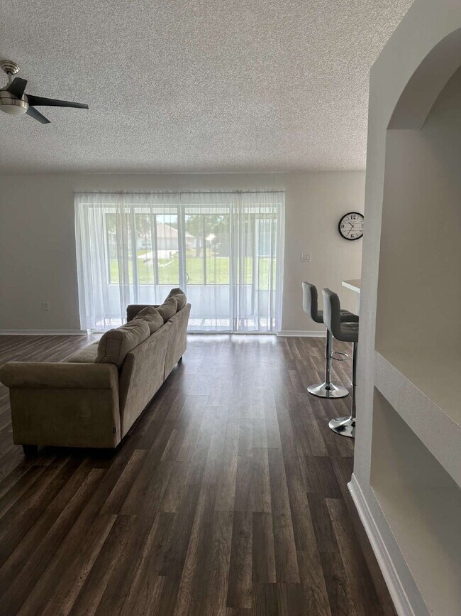 Foto del edificio - 3-Bedroom Home in Quiet Palm Bay