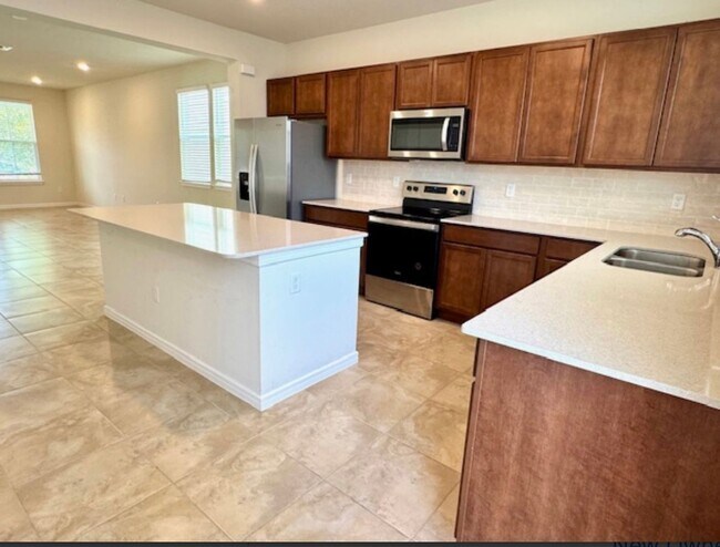 Building Photo - Isles of Lake Nona!! 3 Bedroom 2.5 Bathroo...