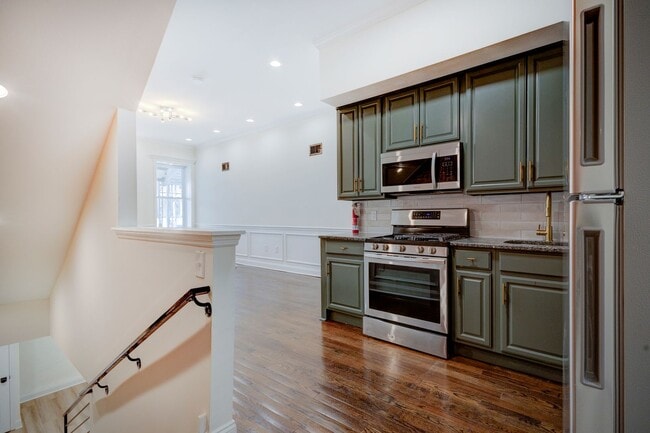 Photo - Newly Renovated 6 Bedrooms / 4 Bathrooms a... Apartment