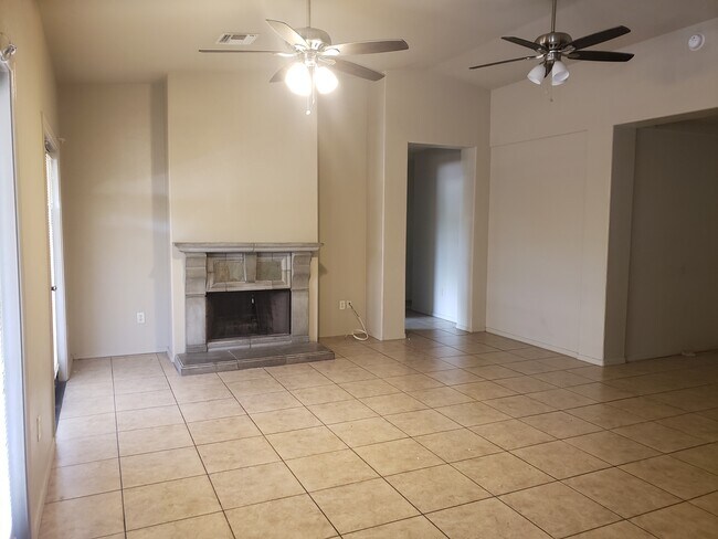 sala de estar con chimenea - 809 E Seneca St