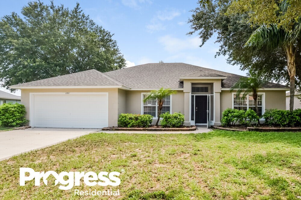 Foto principal - 2202 Lake Pointe Cir