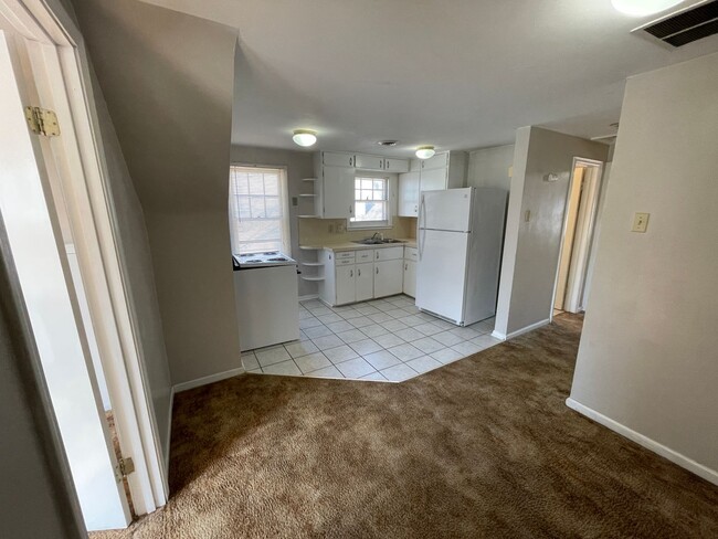 Building Photo - 2 bedroom Home Near Campus! Preleasing for...