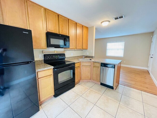 Building Photo - 2 Bed / 1 Bath Villa Style Condo In the He...