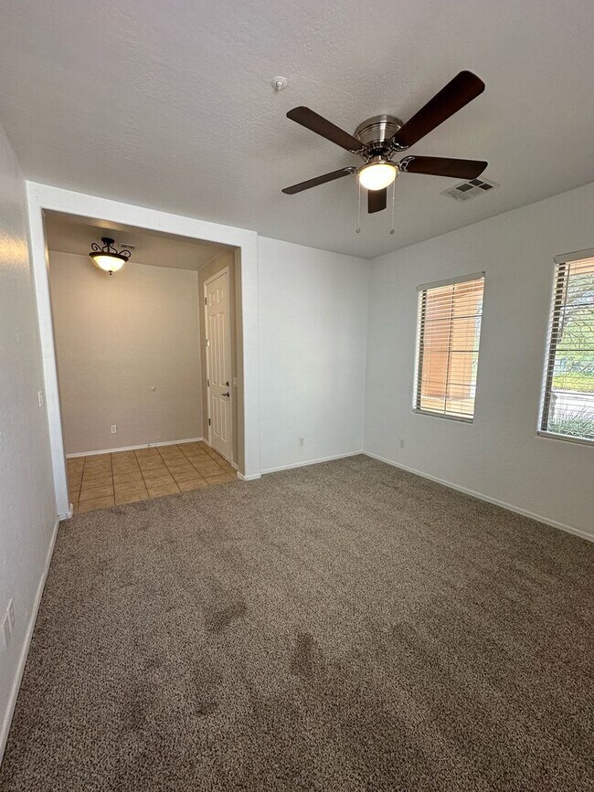 Building Photo - Spacious 4 bedroom, 2 bath in Excellent Lo...