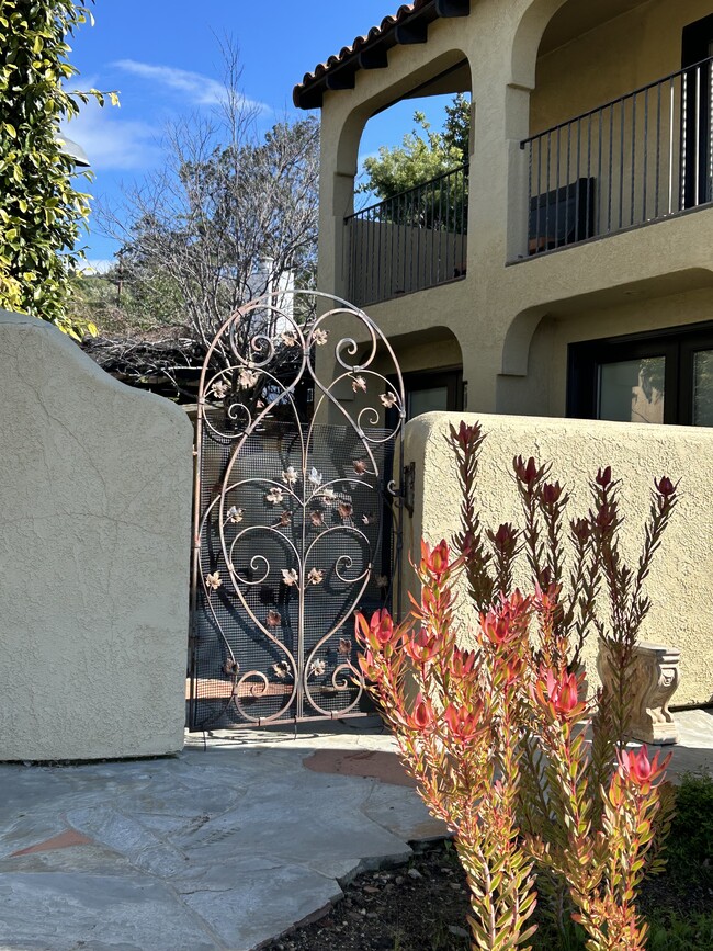 Building Photo - 10715 Ridgeview Way