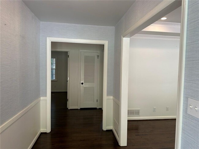 Foto del edificio - 4555 Runnemede Rd NW