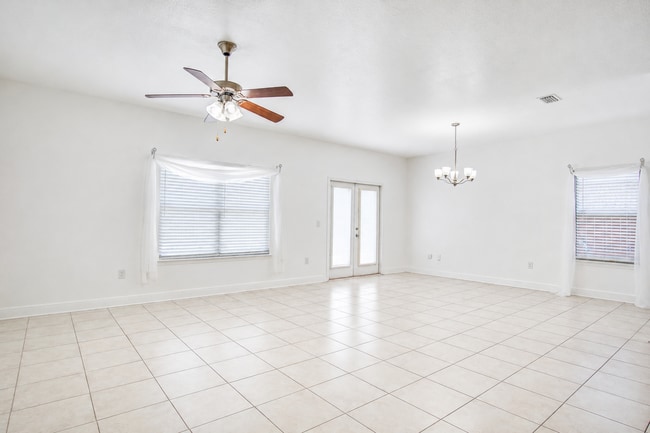 Building Photo - Highly desired 4/2.5 Gulf Breeze Home with hot tub!