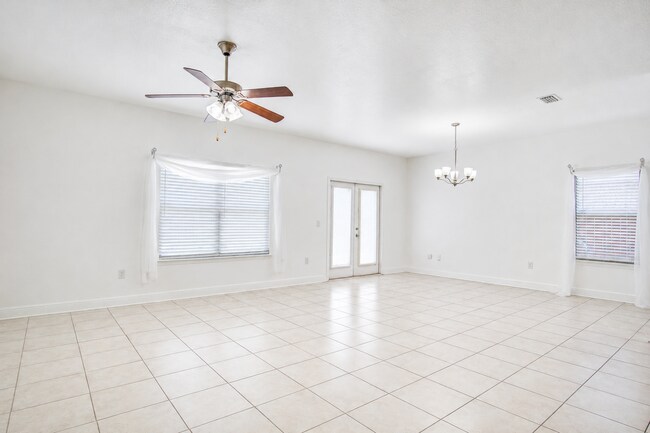 Foto del edificio - Highly desired 4/2.5 Gulf Breeze Home with hot tub!