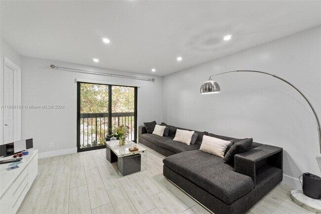 Foto del edificio - 10003 Winding Lake Rd