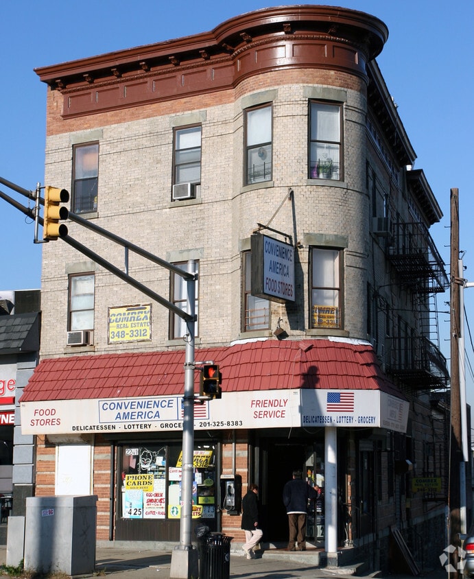 Building Photo - 2241 Kennedy Blvd