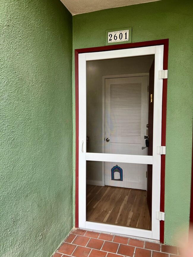 Foto del edificio - GREAT location, downstairs 2+2 condo