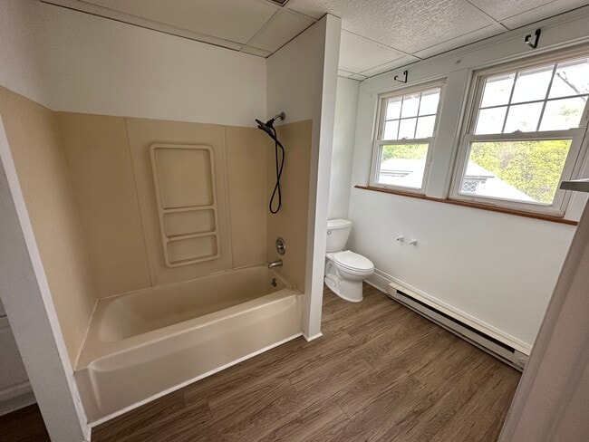 Building Photo - Newly renovated 2 Bedroom Apartment.