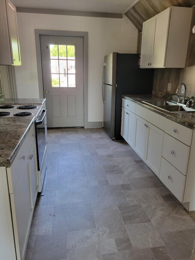 Foto del edificio - 1006 E 2nd St