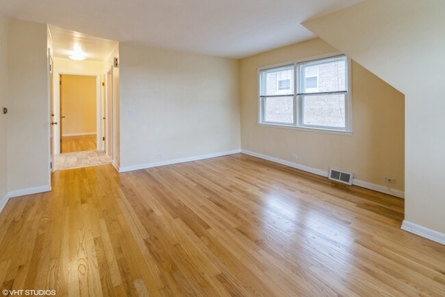 Building Photo - 8104 N Oriole Ave