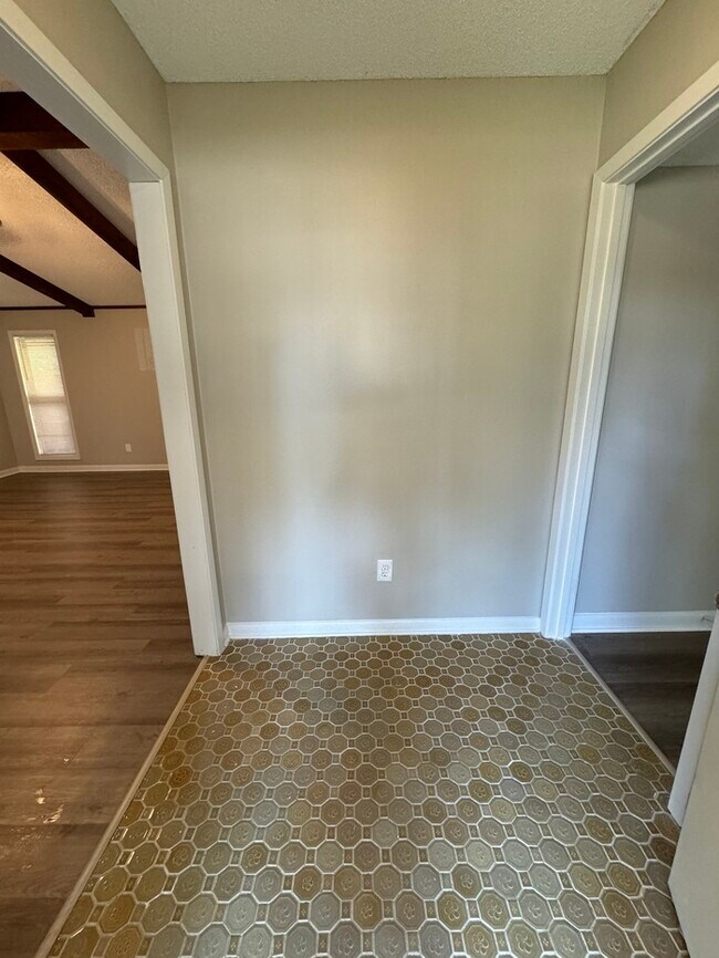Building Photo - 1210 Simmonsridge Dr