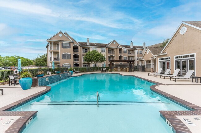 Piscina estilo resort - Plaza at San Jacinto