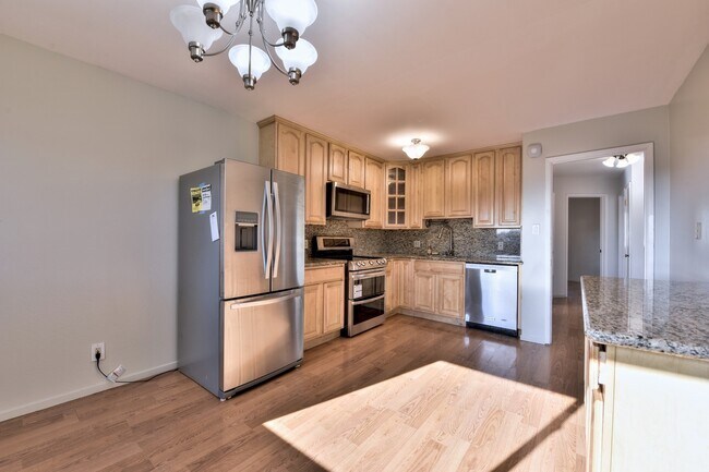 Foto del edificio - Light filled home+ Pet Friendly + Deck+ Lo...